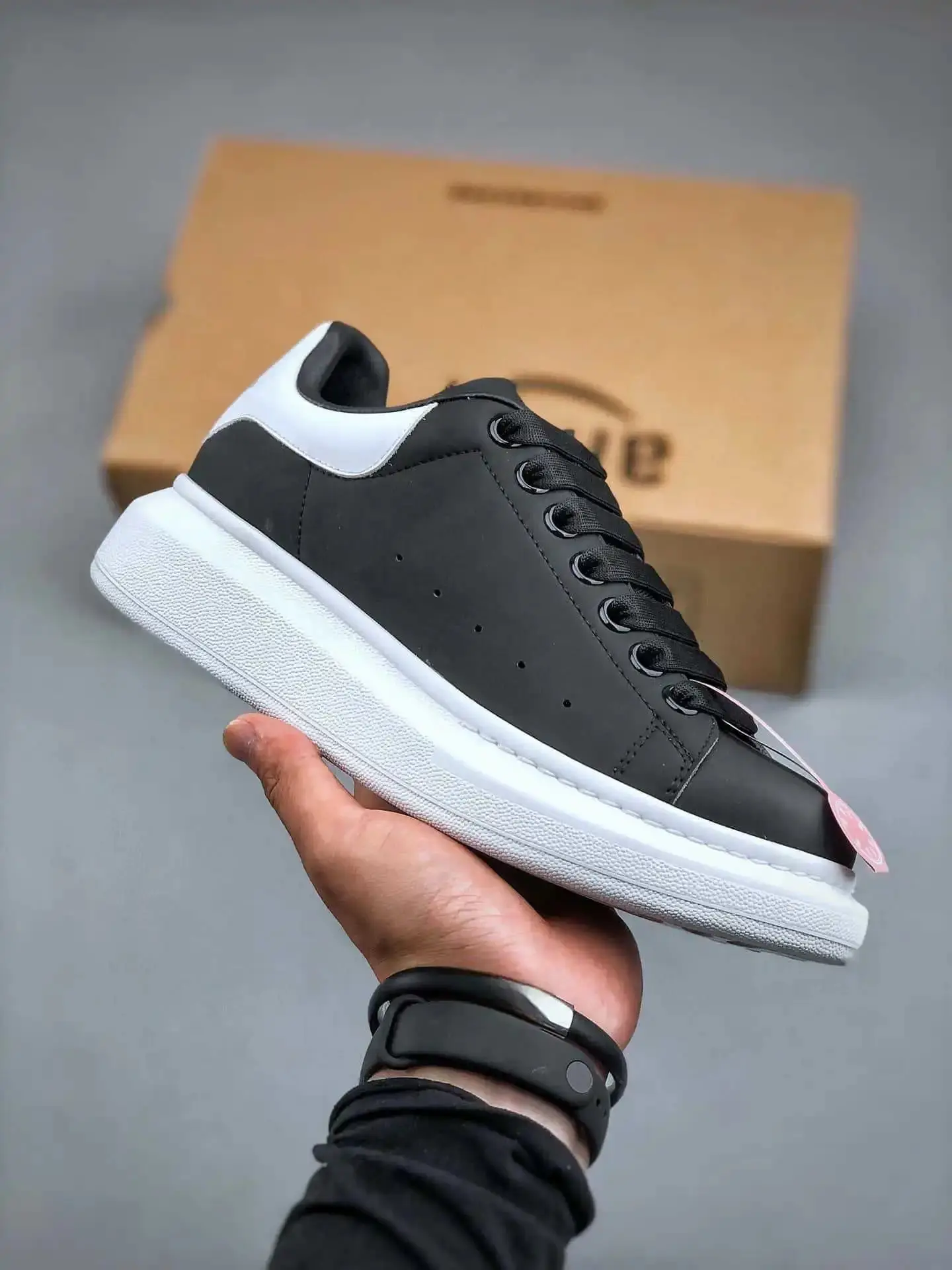 黑色/白尾/白底